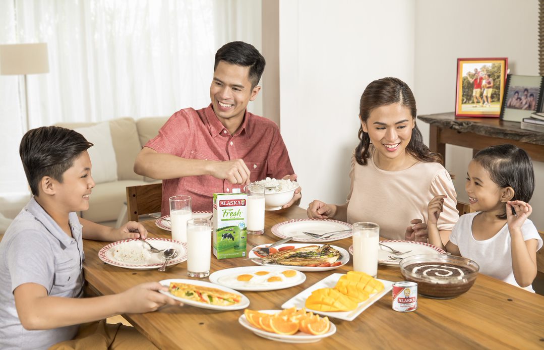 filipino family eating together