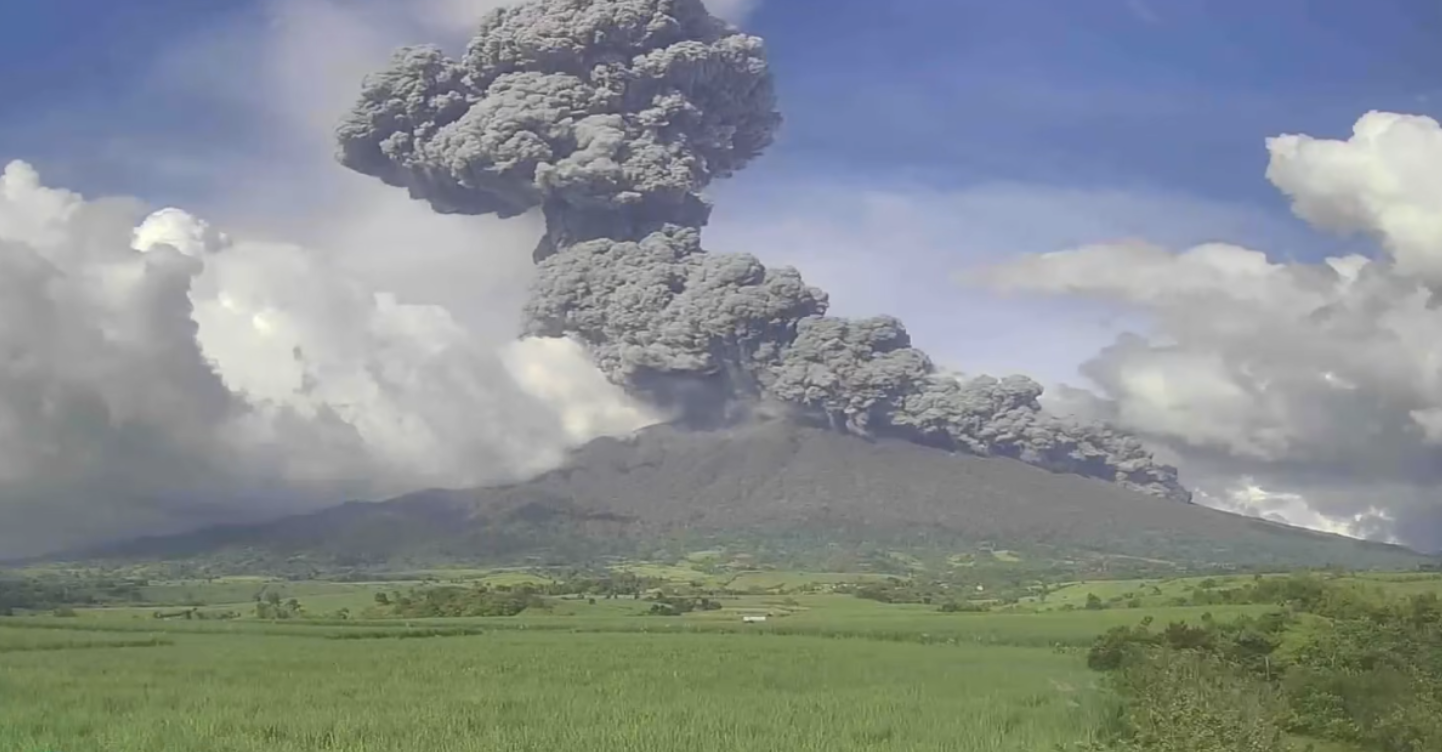 Kanlaon Volcano Erupts, PHIVOLCS Raises Alert Level To 3 - When In Manila